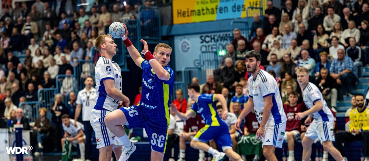 Einar Olafsson (l.) in a duel with Ellidi Vidarsson (r.)