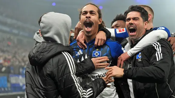 Hamburg's Yussuf Poulsen (m.) celebrates his goal