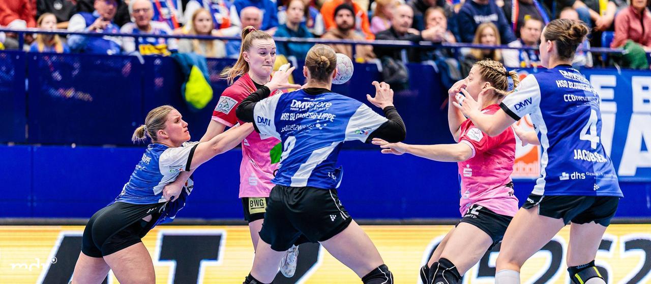 Scene from a handball game (Laura Rueffieux (HSG Blomberg-Lippe, 03), Cara Reuthal (SV Union Halle-Neustadt, 26), Nieke Kuehne (HSG Blomberg-Lippe, 09), Ilona Kieffer (SV Union Halle-Neustadt, 72), Andrea Jacobsen (HSG Blomberg-Lippe, 04)