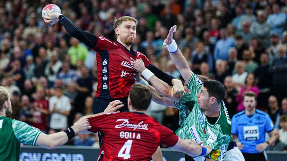 Simon Pytlick (SG Flensburg-Handewitt) throwing a goal in the game against Füchse Berlin