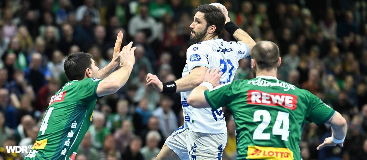 Tim Suton from Lemgo finishes against two Leipzig defenders.