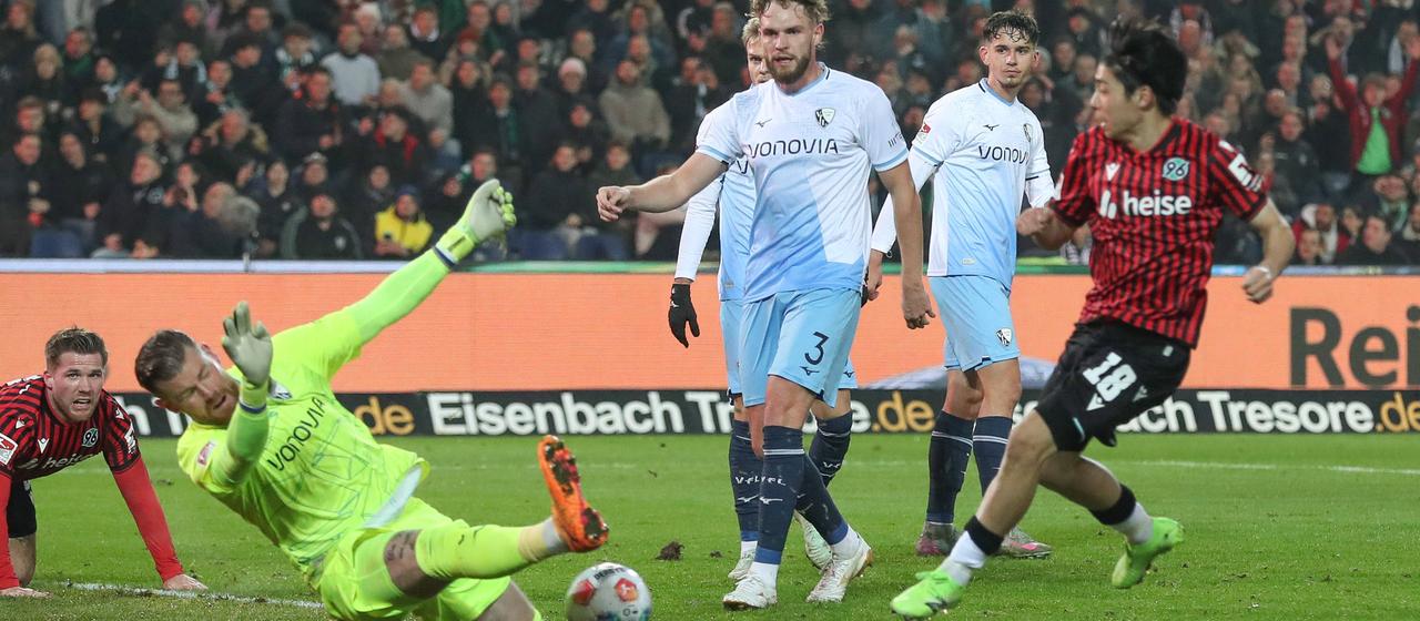 Timo horn defends a ball