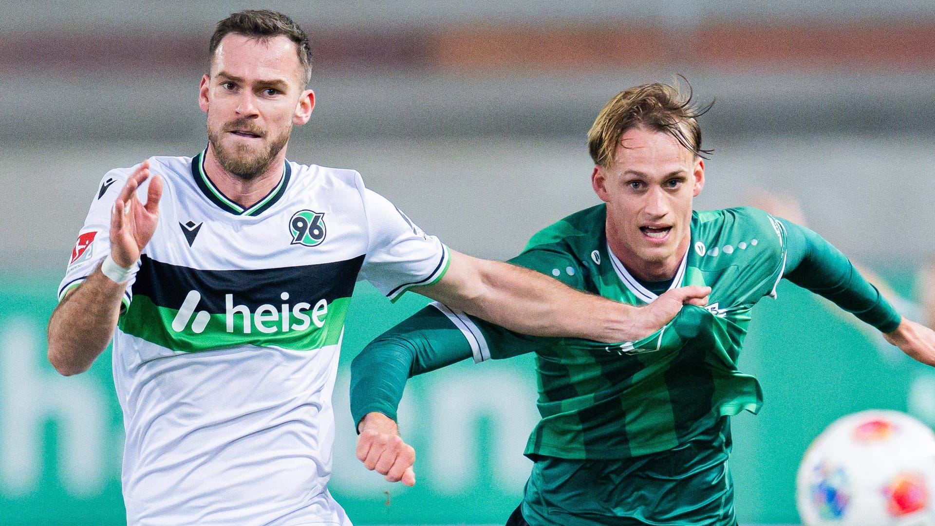 Boris Tomiak (l.) versus Oscar Vilhelmsson: Hannover 96 and Preußen Münster fought a hard-fought duel on Friday evening.