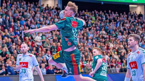 August Pedersen from TSV Hannover-Burgdorf throwing in the game against GWD Minden 