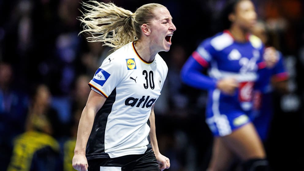 Jenny Behrend nach dem Sieg gegen Frankreich, die Freude entlädt sich in einem Jubelschrei