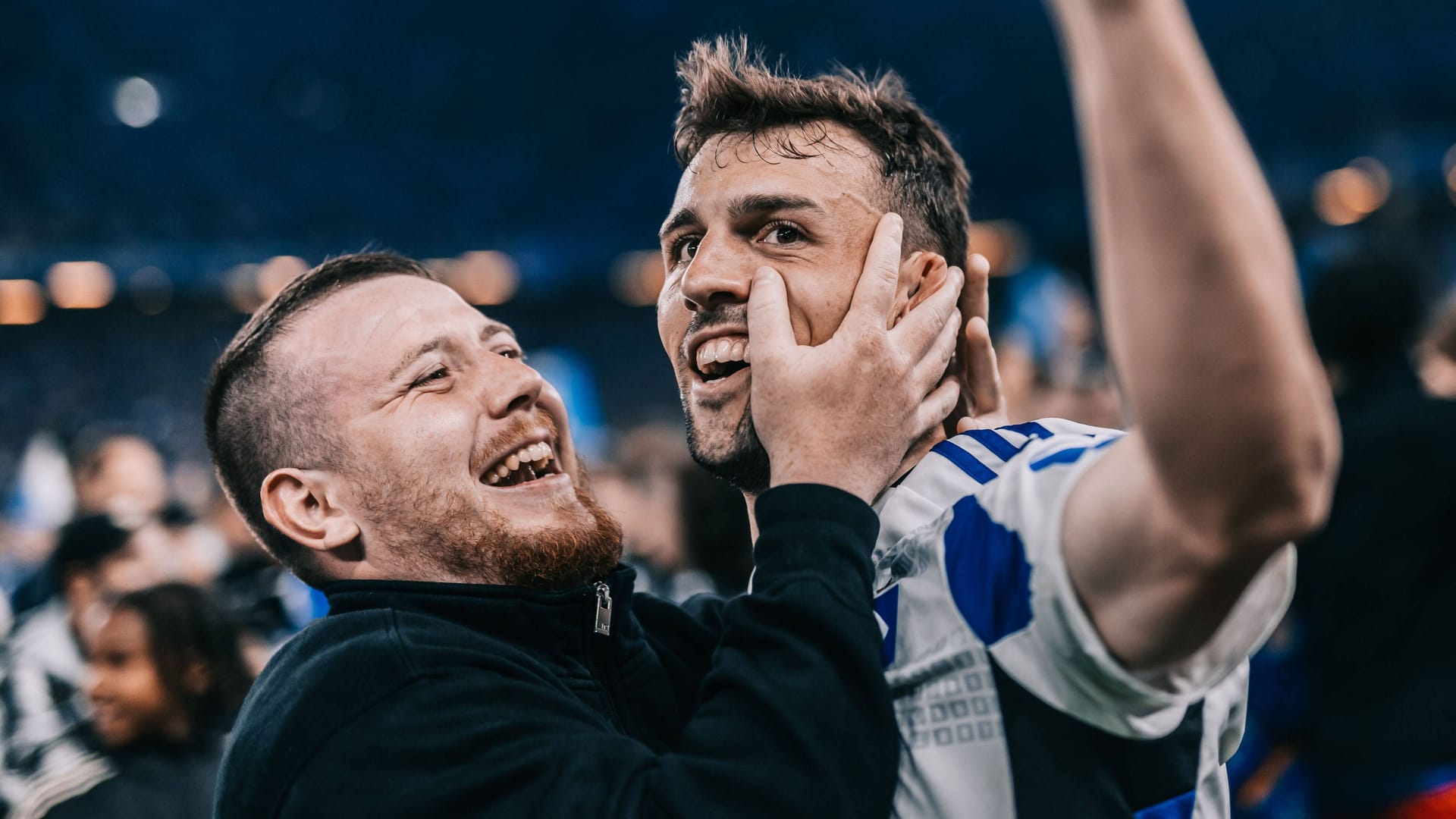 Jonas Meffert (r.) celebrates promotion with an HSV fan (archive photo): The 31-year-old could leave the Bundesliga club in the winter.