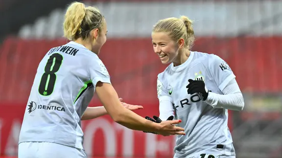Justine Kielland (r.) and Lena Lattwein from VfL Wolfsburg celebrate a goal