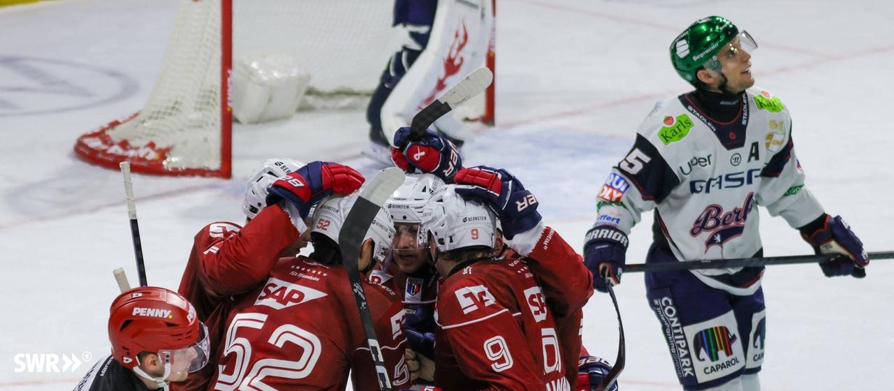 Adler Mannheim against Eisbären Berlin in the DEL