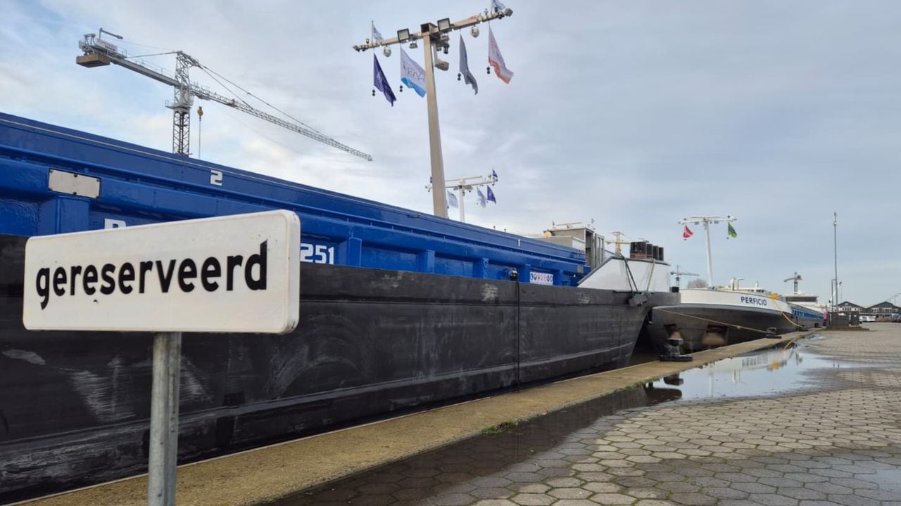 Skipper family Kornet has reserved a berth in time for Christmas in the port of Werkendam (photo: Niek de Bruijn)
