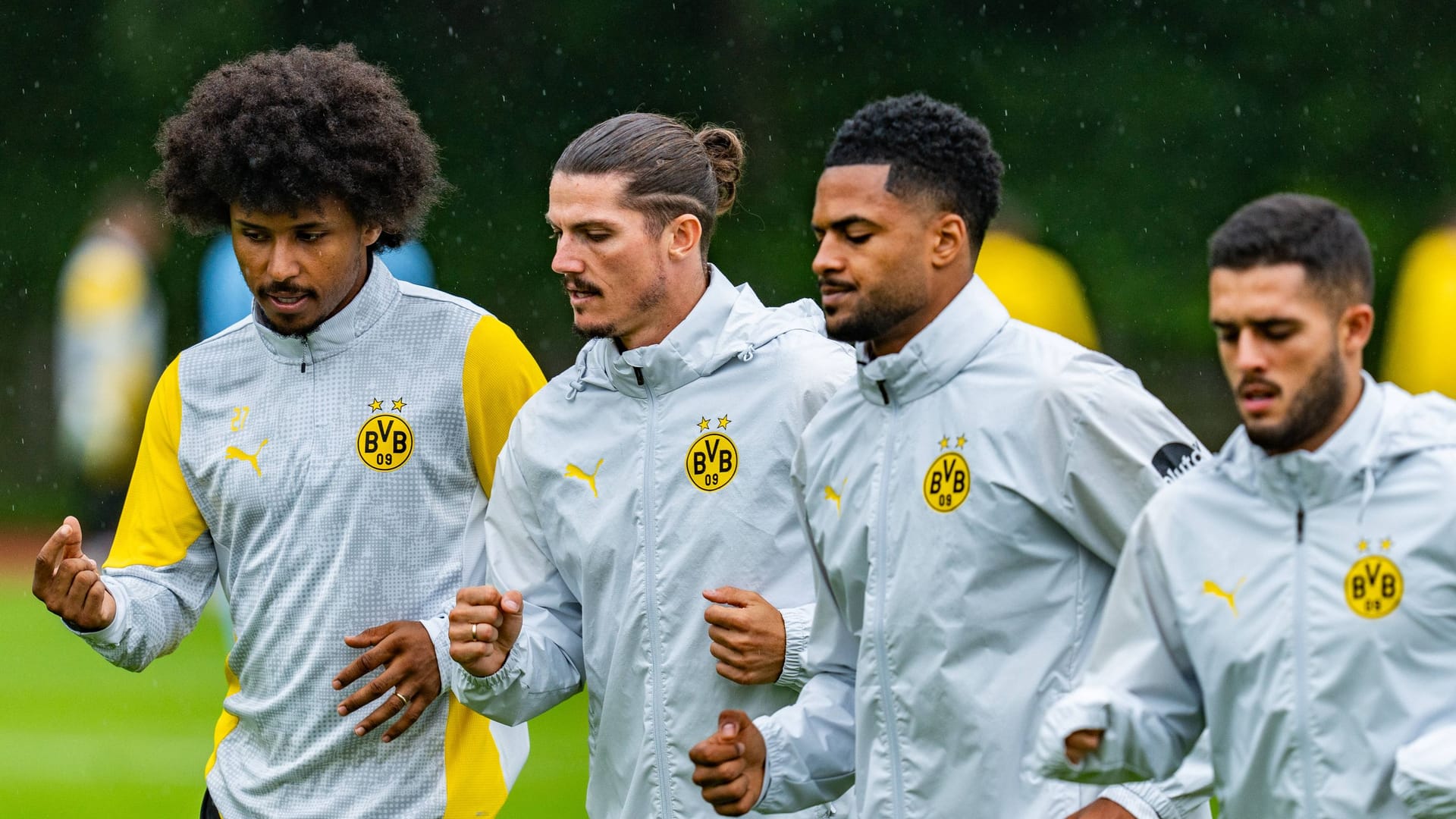 BVB professionals in training: Youngster Almugera Kabar (3rd from left) is apparently talking to HSV about a winter transfer.