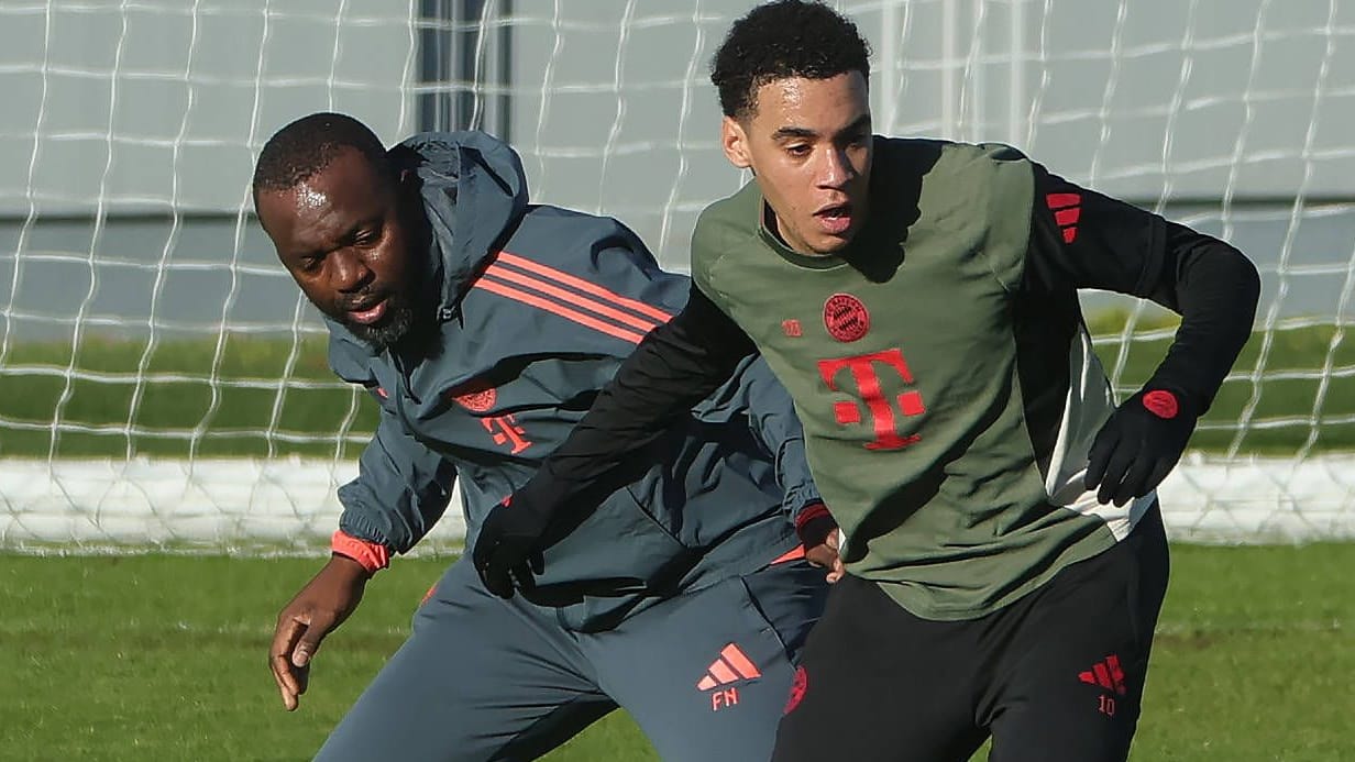 Jamal Musiala (r.) in a duel with assistant coach Floribert N'Galula last week: This Tuesday, another step towards a comeback followed.
