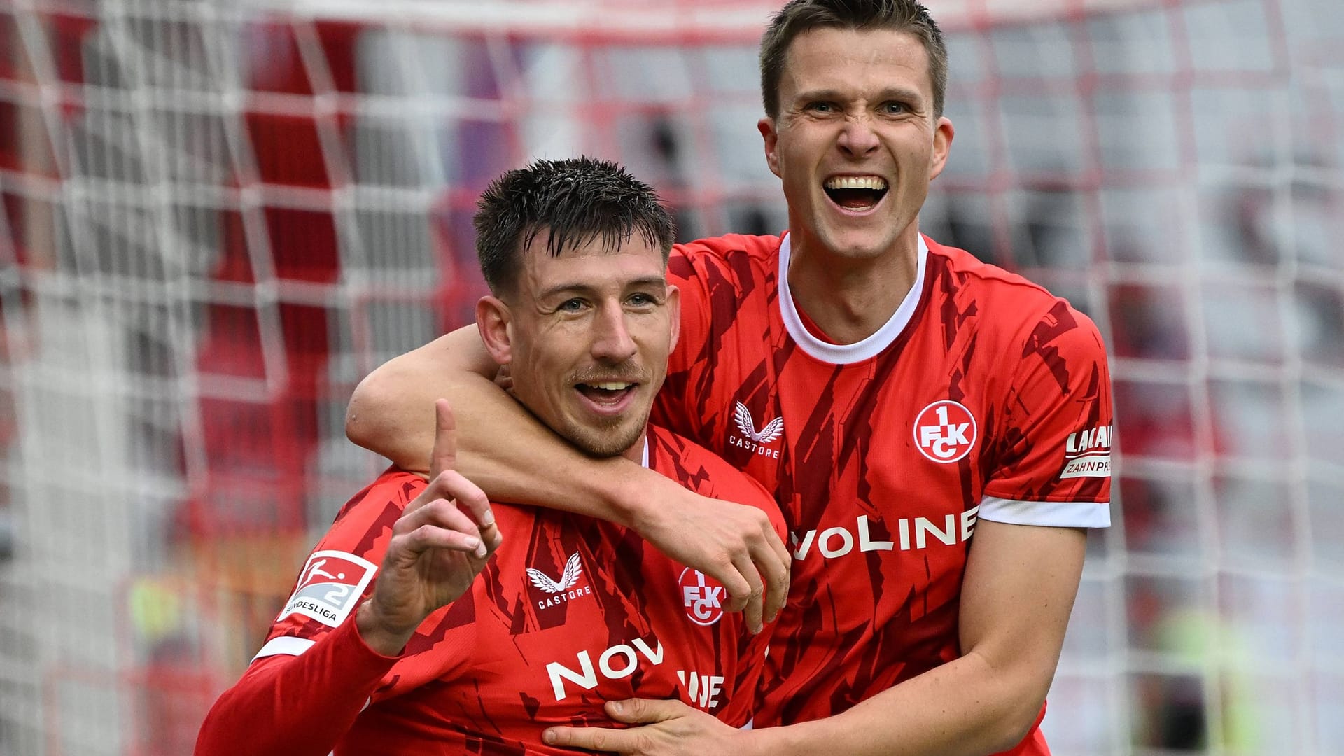 Daniel Hanslik (l.) celebrates with Fabian Kunze: 1. FC Kaiserslautern has reported back.