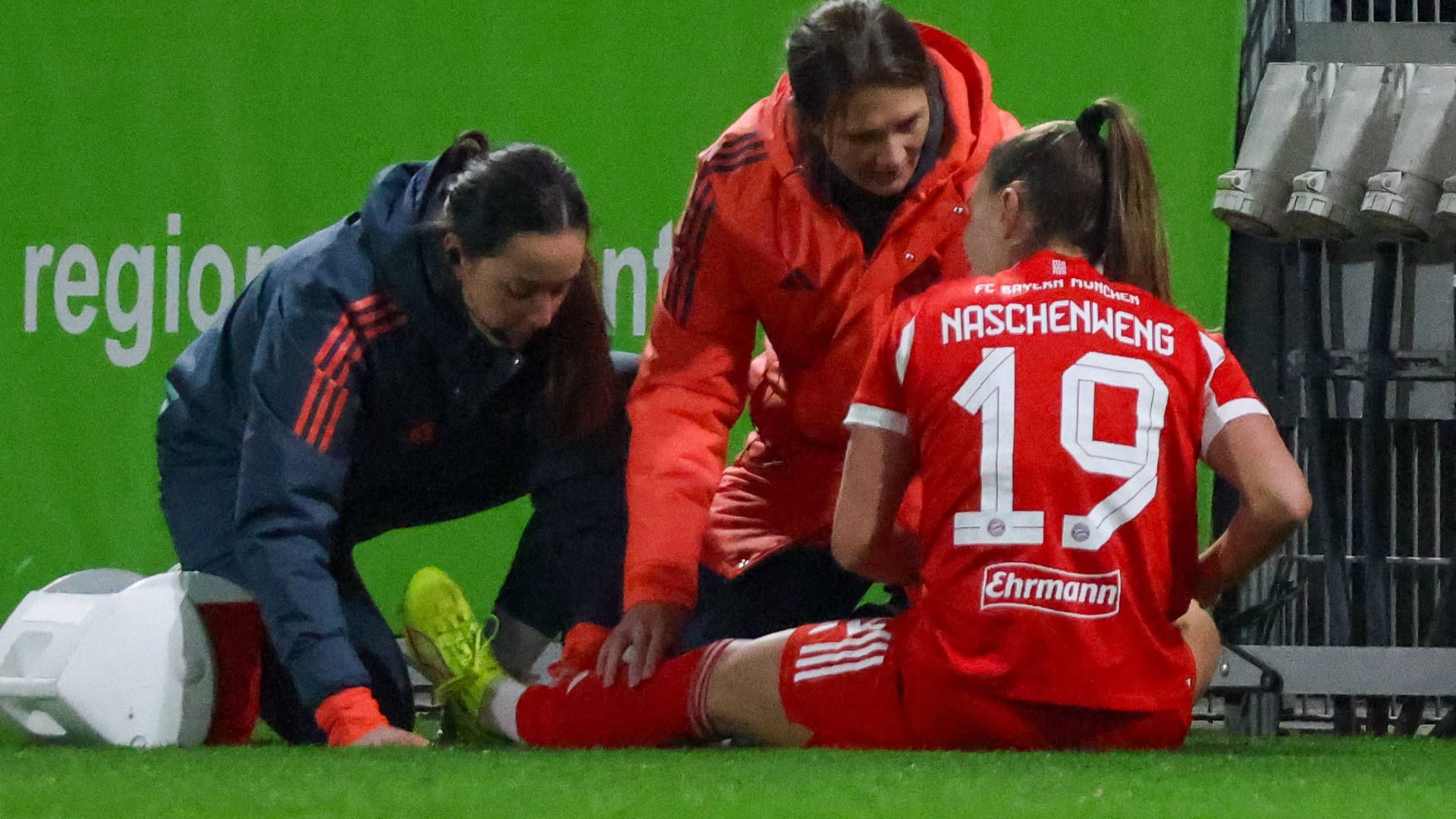 Katharina Naschenweng is being treated: the game against Leverkusen ended prematurely for her.