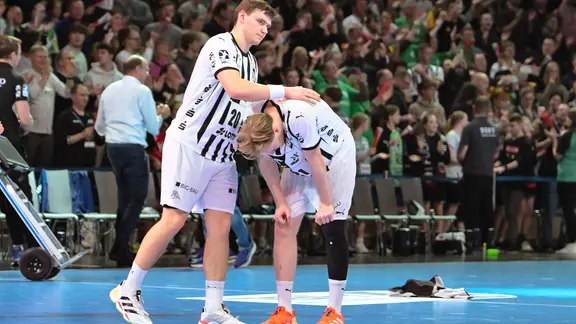 Lukas Laube and Eric Johansson (THW Kiel) after the quarter-final exit in Berlin | IMAGO/Jan Huebner Lukas Laube and Eric Johansson (THW Kiel) after the quarter-final exit in Berlin
