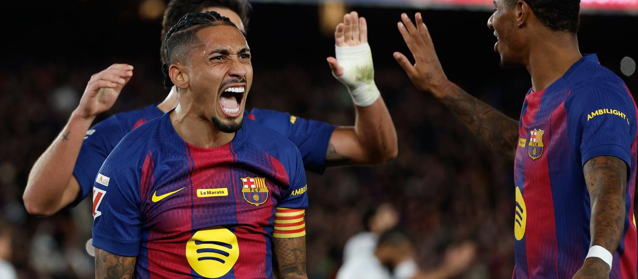 Raphinha (l.) celebrates during the game against Osasuna