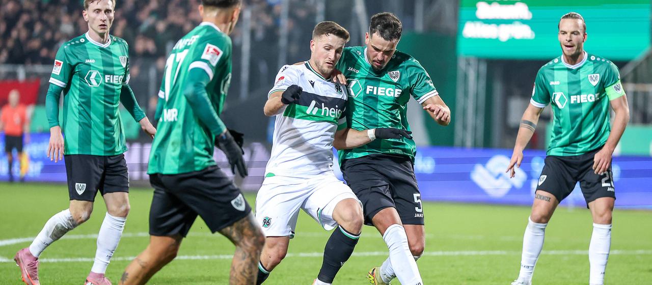 Enzo Leopold in a duel with Yassine Bouchama