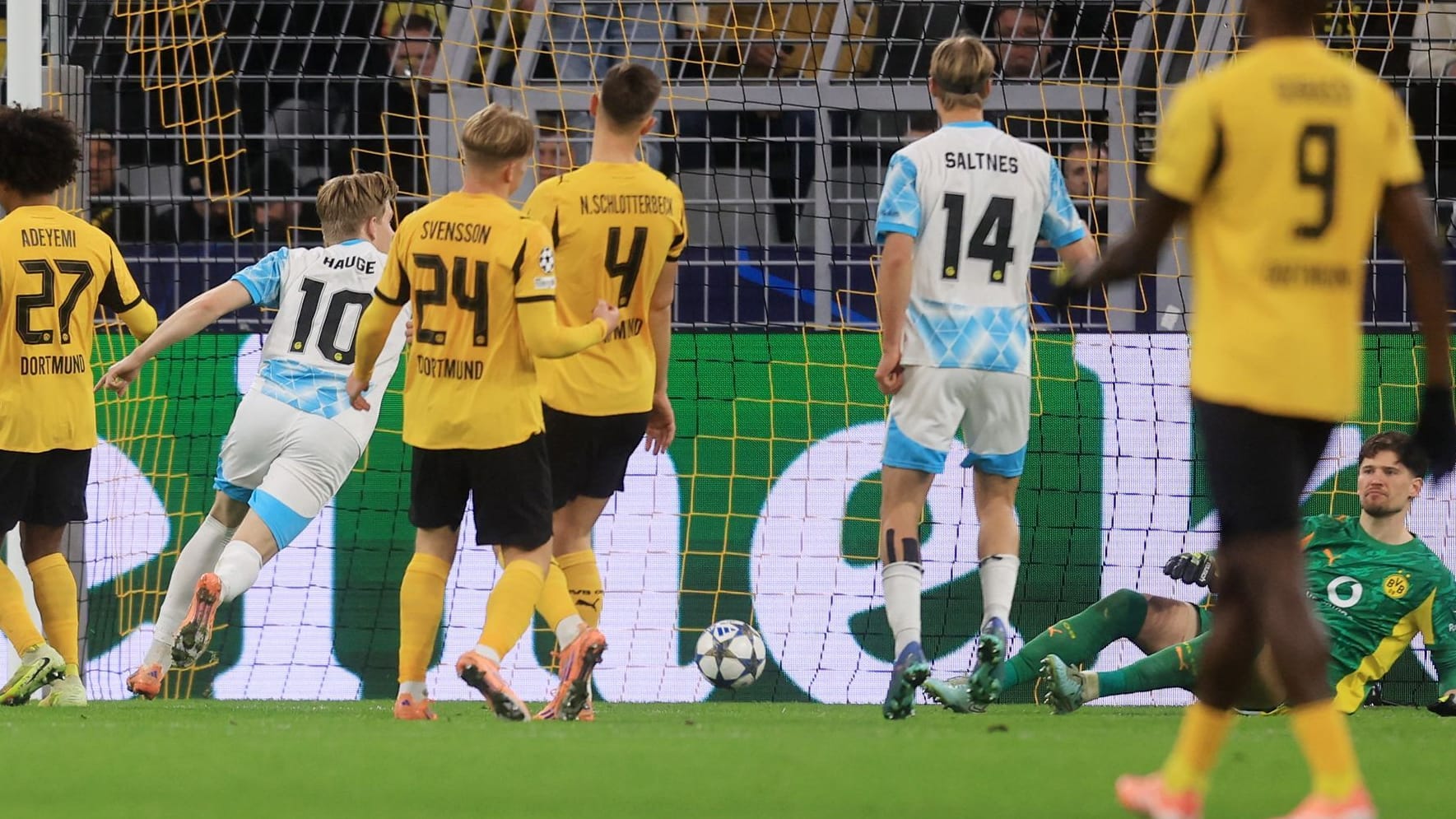 The 2-2 equalizer: Bodö/Glimts Hauge (left) scores, BVB goalkeeper Kobel (right) is powerless. The 2-2 equalizer: Bodö/Glimts Hauge (left) scores, BVB goalkeeper Kobel (right) is powerless.