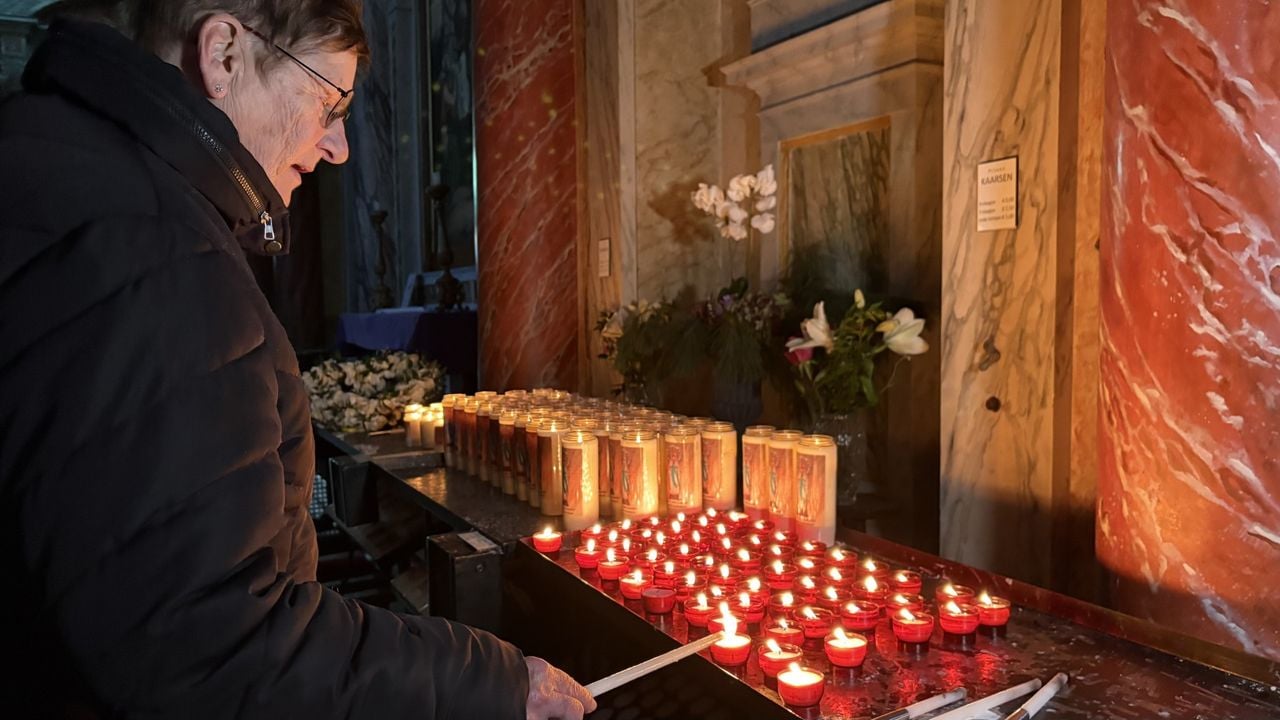 Tiny lights a candle in the basilica for world peace and her loved ones (Photo: Imke van de Laar.)