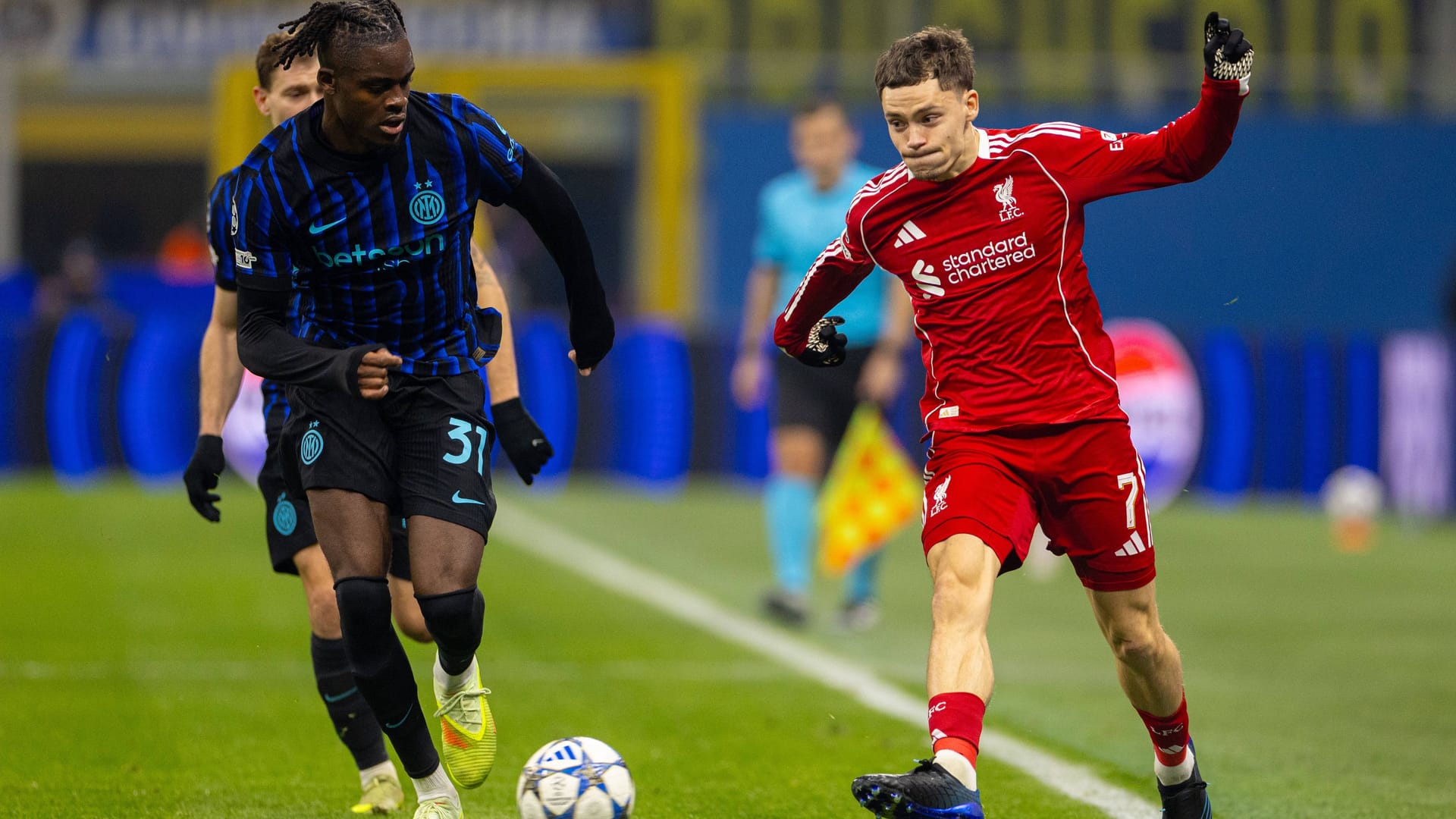 German national players in a duel: Inter's Bisseck (left) against Liverpool's Wirtz.