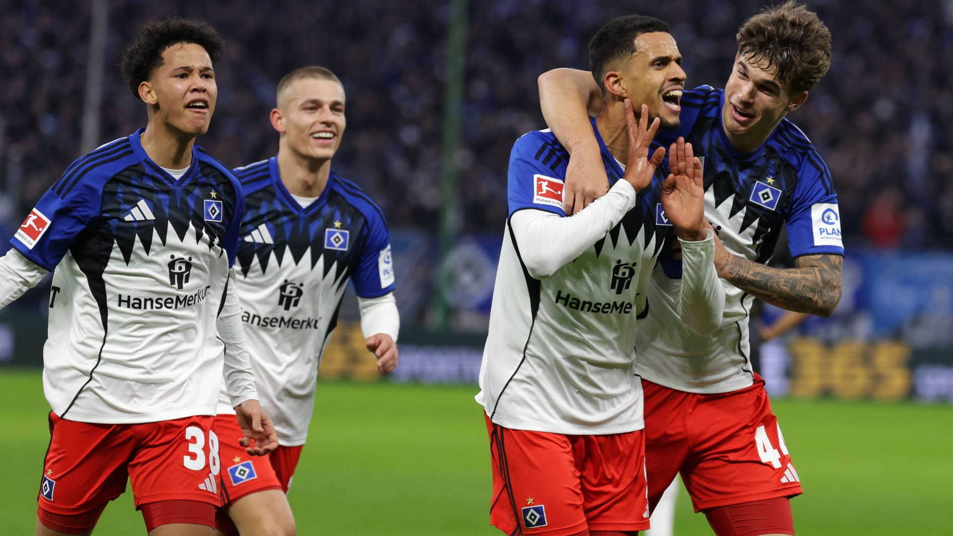 Luka Vušković (r.) celebrates with Robert Glatzel: The young Croatian has become a favorite of HSV fans in just a few weeks.