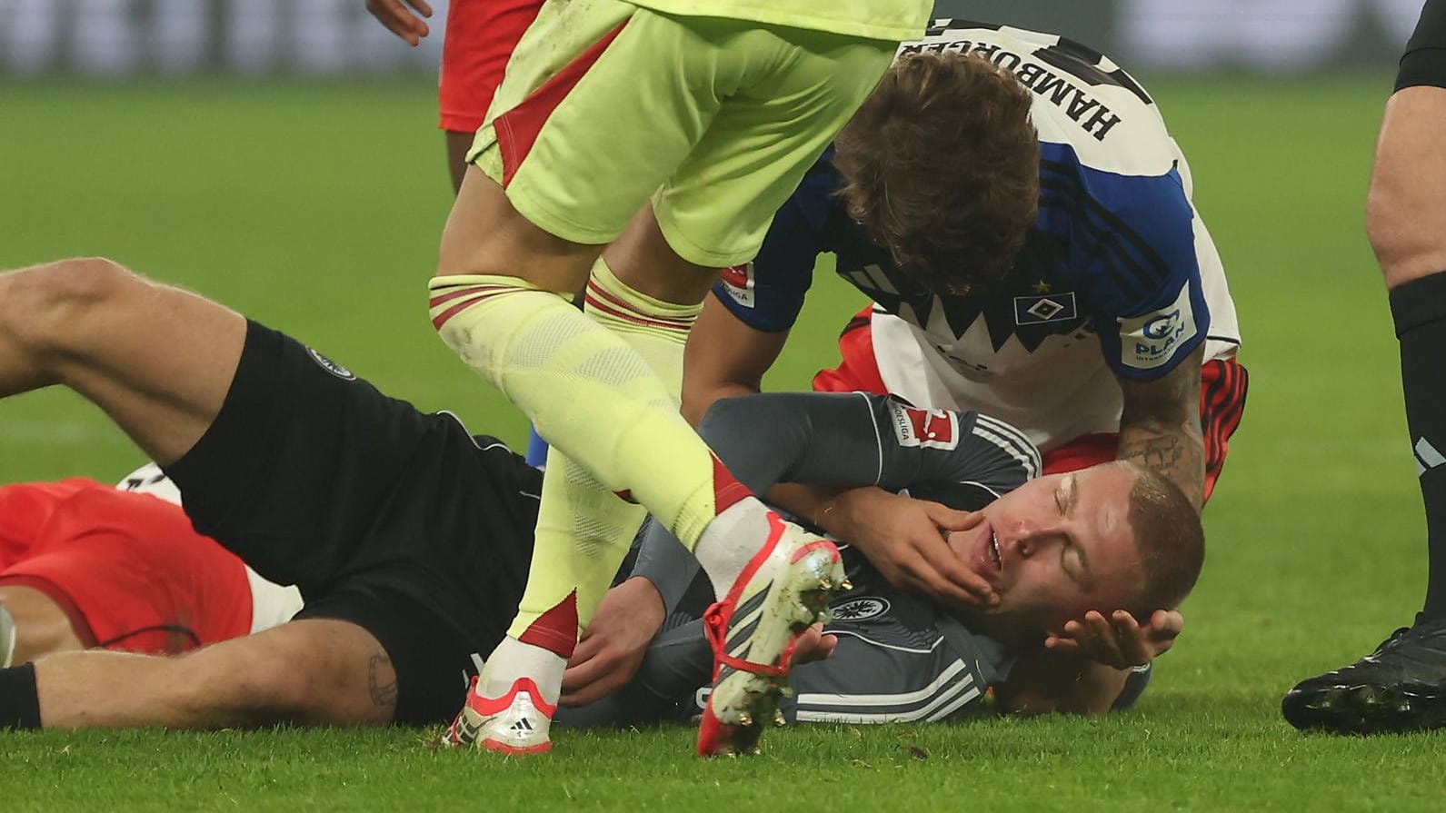 Rasmus Kristensen lies unconscious on the ground, Mario Vušković rushes to help: The scene in Hamburg's Vorlksparkstadion was a brief moment of shock.