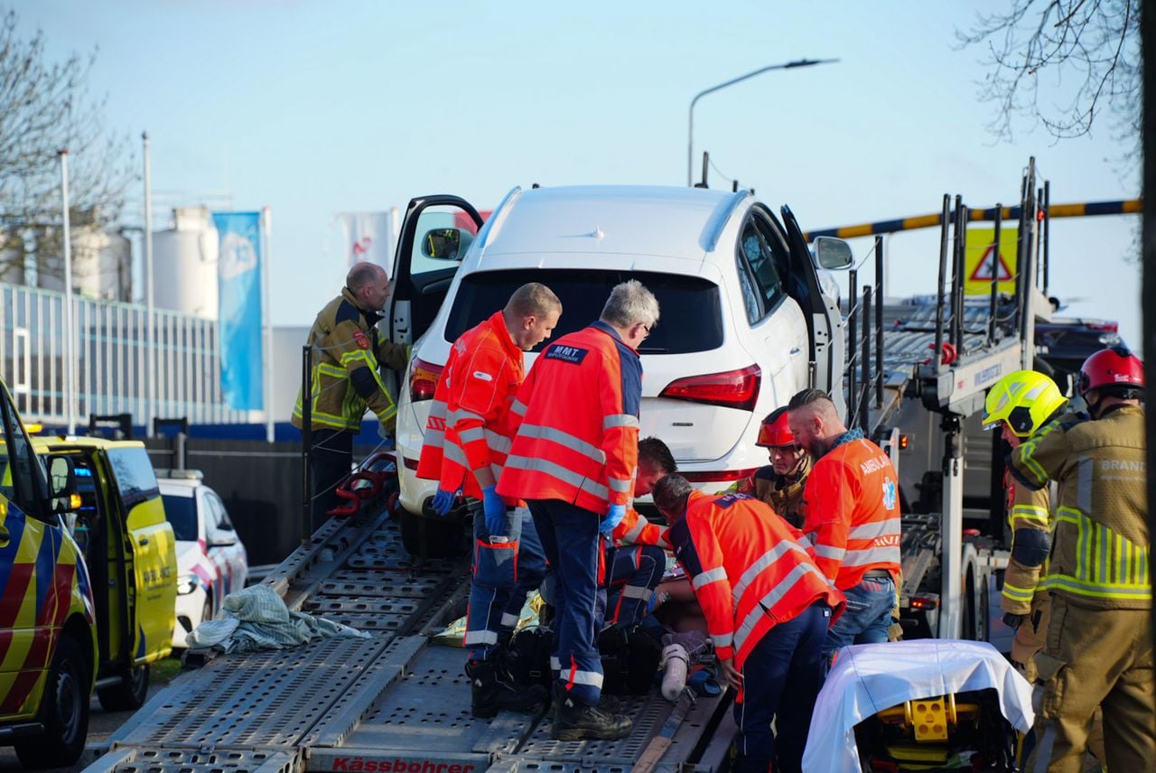       A man was seriously injured on Monday afternoon in an industrial accident on the Havenweg in Waalwijk (photo: Erik Haverhals/Persbureau Heitink).