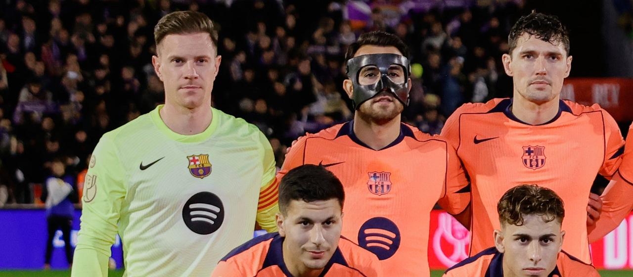 Marc-André ter Stegen (l.) during the team photo