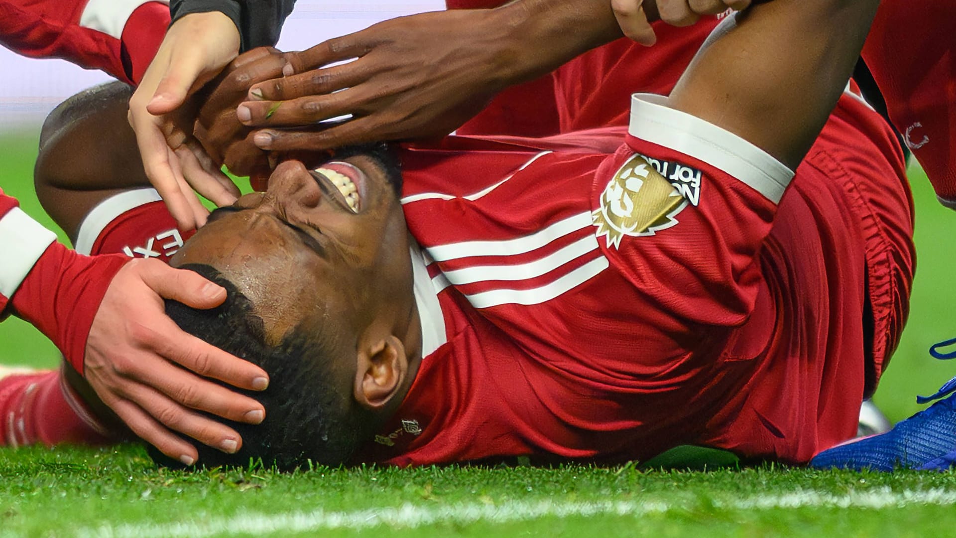 Alexander Isak: He was seriously injured when Micky van de Ven fouled.