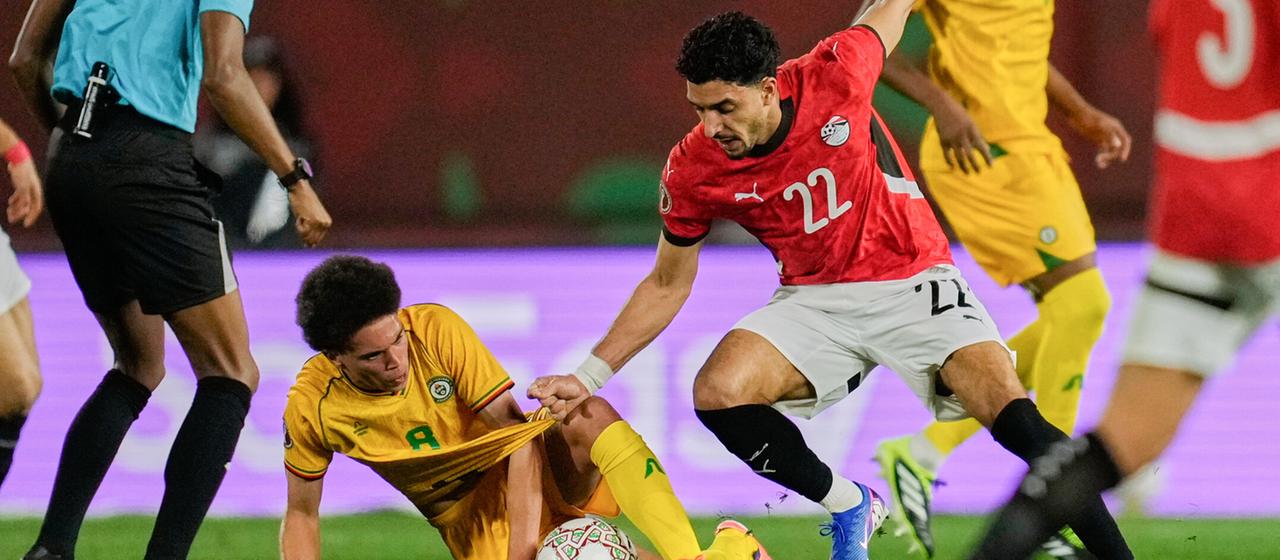 Jonah Fabisch (l.) in a duel with Omar Marmoush (r.)