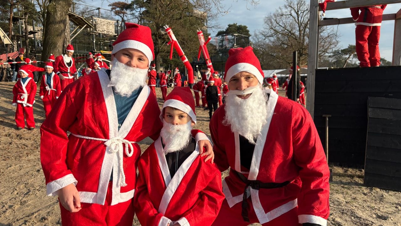 Christmas father Joep runs along with his children (photo: Imke van de Laar).
