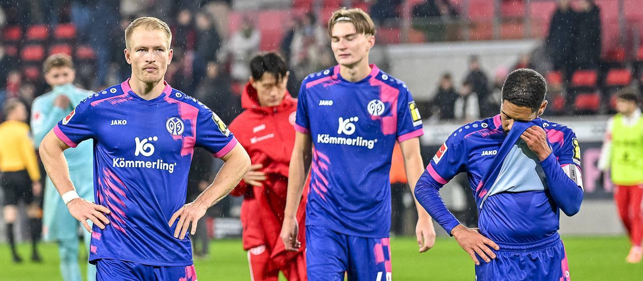 Andreas Hanche-Olsen (l), Kacper Potulski (m) and Philipp Mwene (r) from Mainz 05 are frustrated