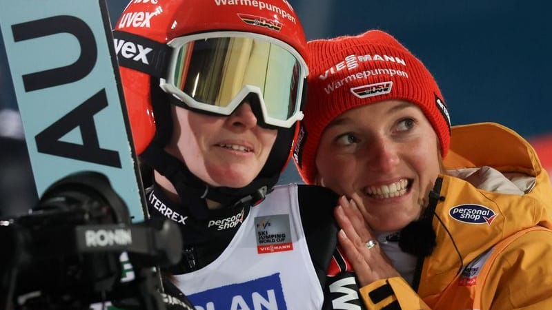 Selina Freitag (l.) and Katharina Schmid: The German ski jumpers can look forward to new prizes.