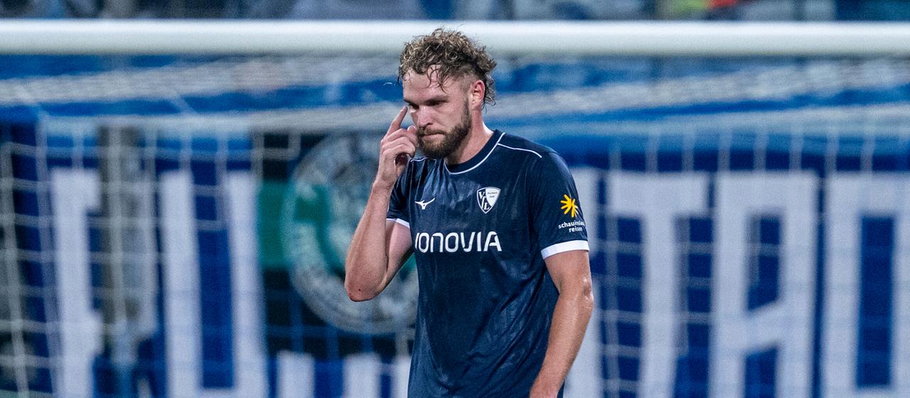 Flies off the pitch with a red card - Philipp Strompf 