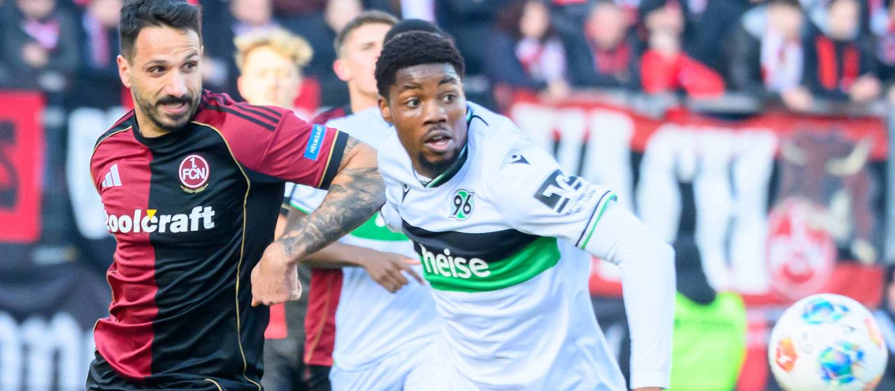 Nuremberg's Antonio Grimaldi (l.) in a duel with Hanover's Ime Okon