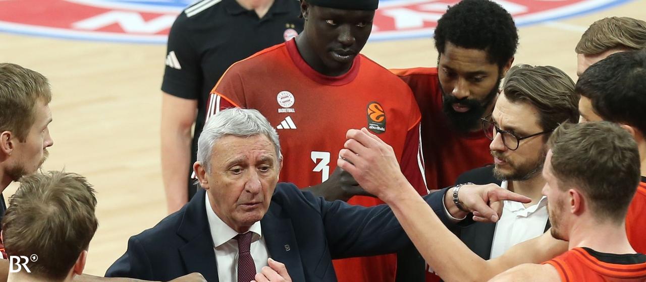 dpatopbilder - December 23rd, 2025, Bavaria, Munich: Basketball: Euroleague, FC Bayern Munich - Hapoel Tel Aviv, main round, 18th matchday, SAP Garden. Coach Svetislav Pesic (FC Bayern Muenchen Basketball) speaks to his players during a break. 
