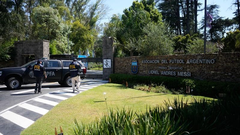 The police stand in front of the Argentine Football Association (AFA).
