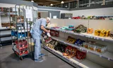 Volunteers from the food bank in Kampen restock the food bank store. Nibud calculated that the monthly shortages have been eliminated for single people and single parents (up to three children). 