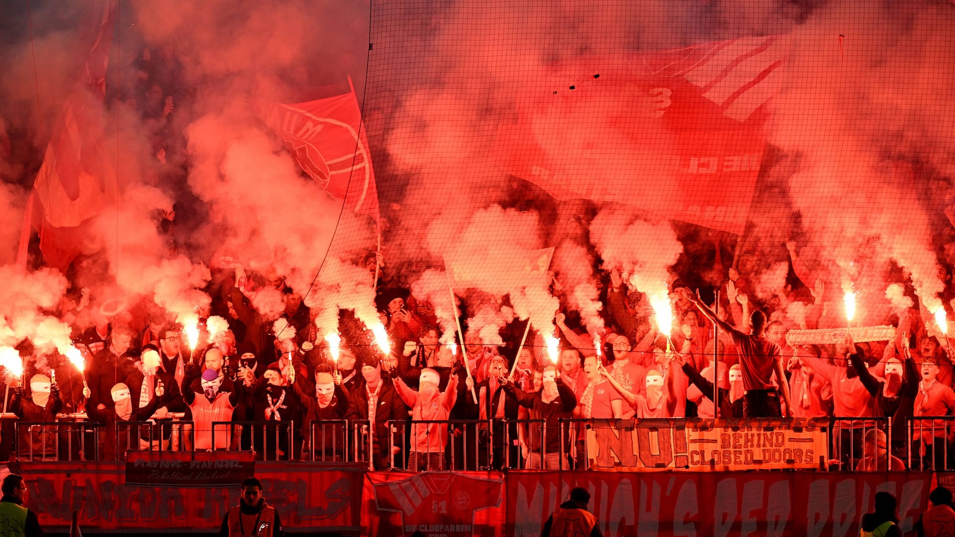 Fire and flames for FC Bayern: The fans of the record champions in the game against Sporting.