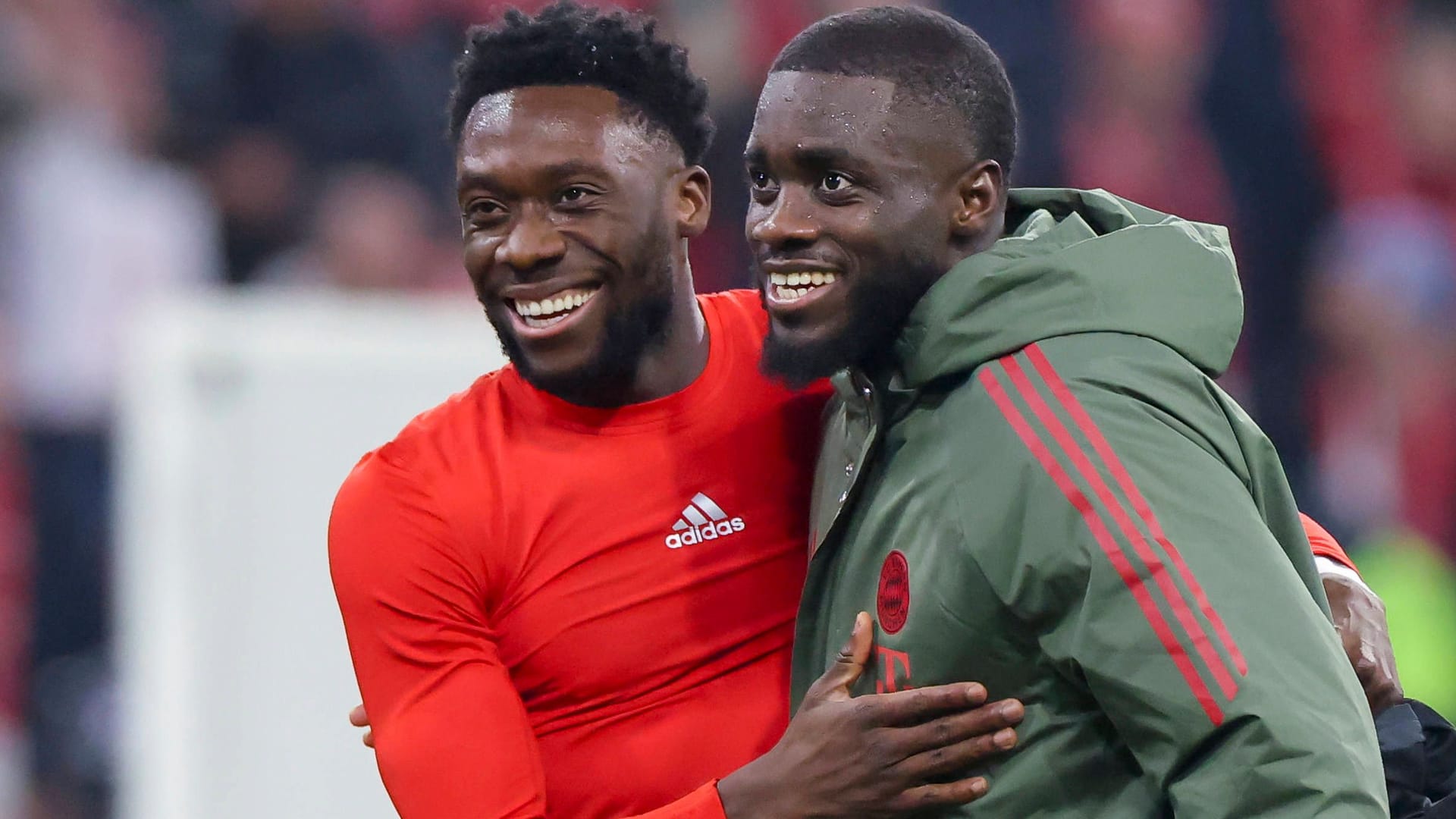 Dayot Upamecano (r.) next to Alphonso Davies: The Frenchman is currently in a contractual poker deal with Bayern.