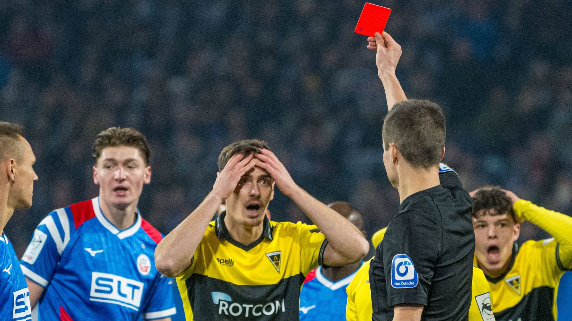 Daniel Bartnitzki shows the red card, Danilo Wiebe is stunned: The game in Rostock was a lot to talk about.