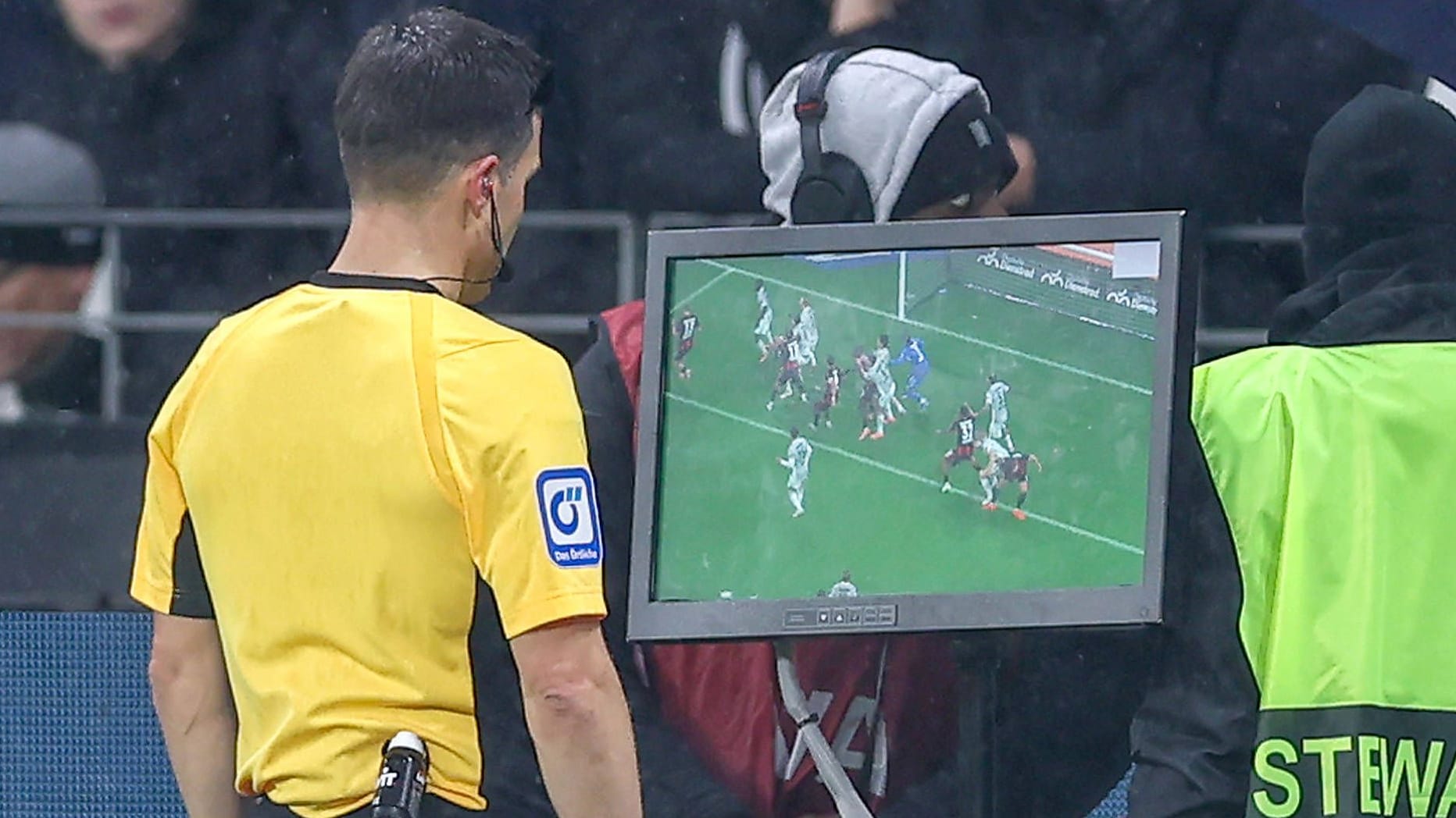 The Bundesliga referee Harm Osmers checks a scene on the video screen: Are there more options for the VAR to intervene at the World Cup?