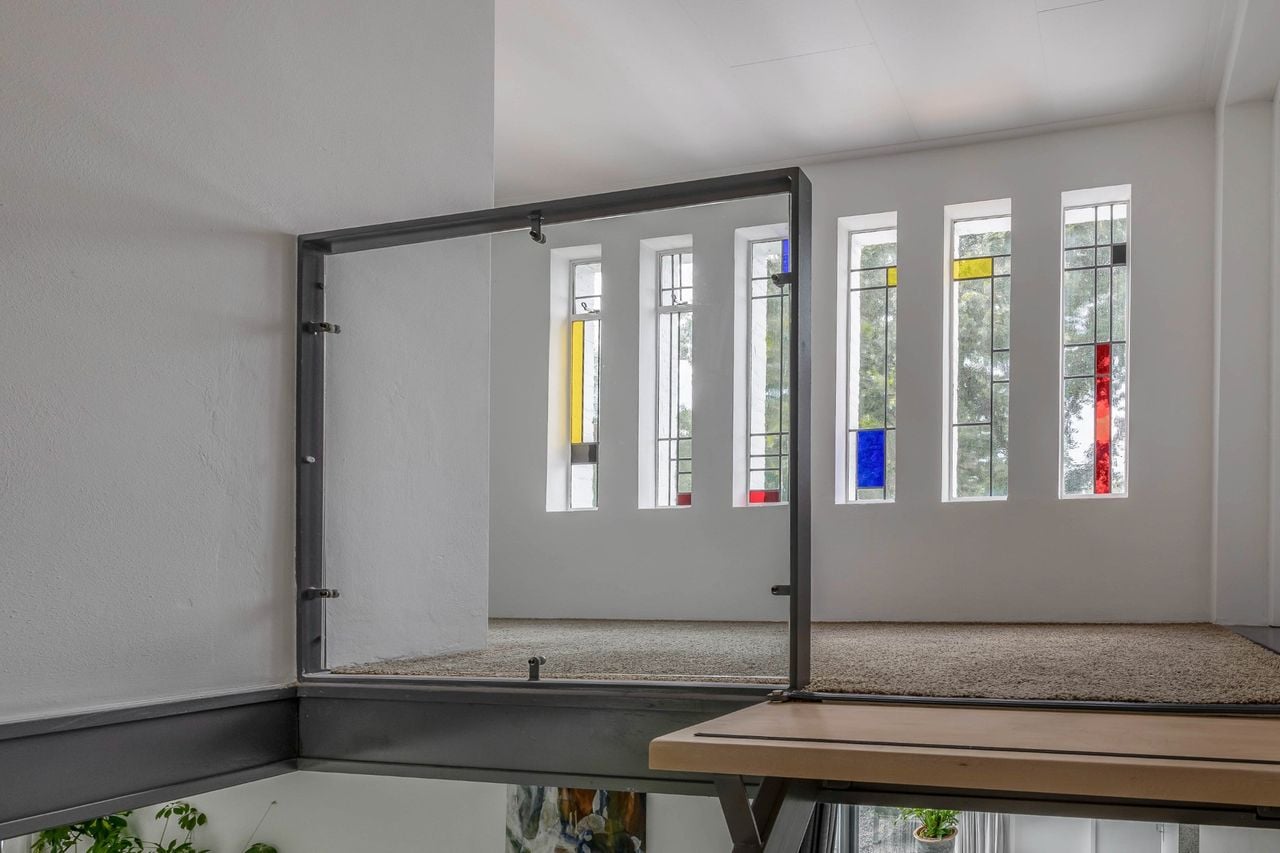 The house has fifteen stained glass windows in the style of Piet Mondriaan (photo: Van Santvoort – Eersel).