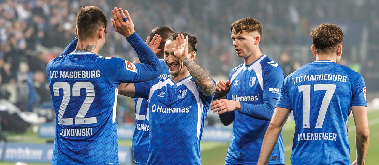 Magdeburg's players around Baris Atik (2nd from left) celebrate Mateusz Zukowski's (l.) goal to make it 1-0.