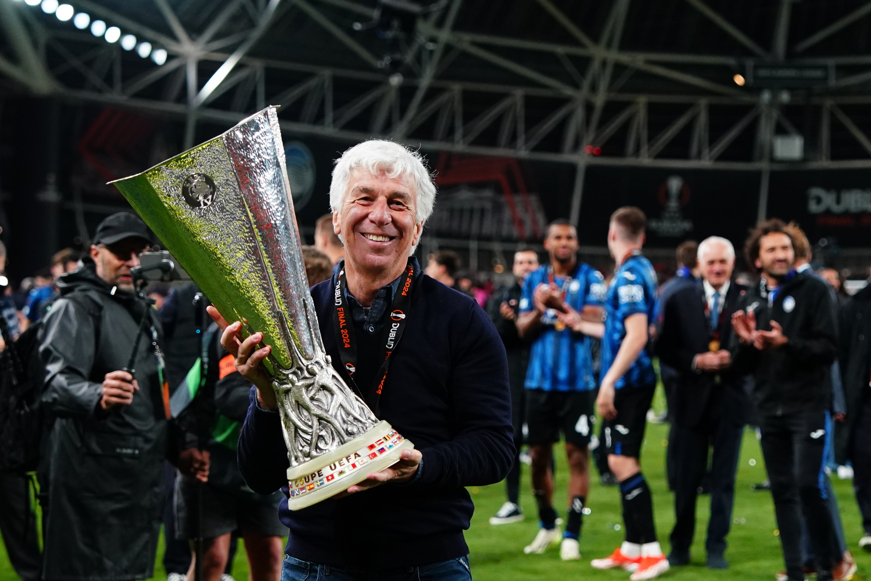Atalanta's head coach Gianpiero Gasperini celebrates winning the trophy after the UEFA Europa League soccer match between Atalanta BC and Bayer Leverkusen at Dublin Arena in Dublin -Ireland - Wednesday, May 22, 2024. Sport - Soccer . (Photo by Spada/LaPresse)