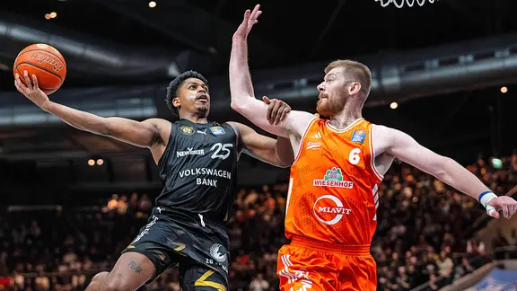 Grant Sherfield (l.) from the Basketball Löwen Braunschweig in a duel with Luc van Slooten from Rasta Vechta 