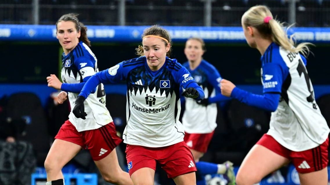 Melanie Brunnthaler (m.) drives the ball forward: The HSV women face 1. FC Köln in the relegation battle of the 1st Bundesliga.