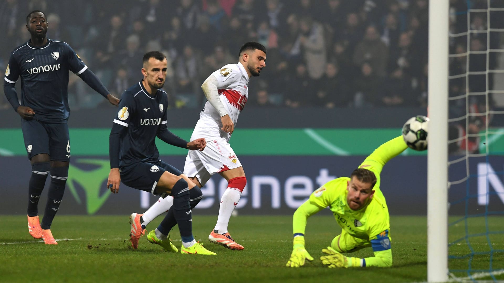 Ripped off in the end: Stuttgart's Undav (M.) scores against Bochum goalkeeper Riemann.