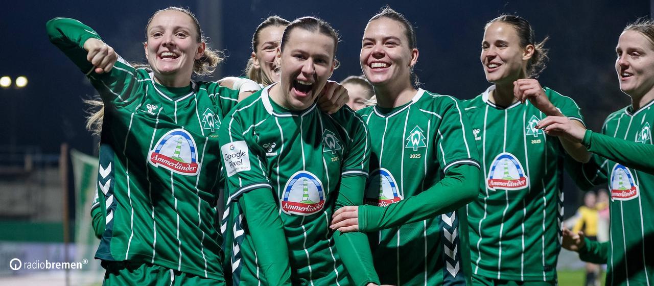 Werder's soccer players celebrate Larissa Mühlhaus's goal against Leverkusen together.