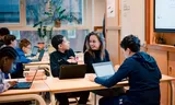 Suzan, participant in the crash course for lateral entrants, helps out in group 8 at IKC De Vijf Sterren in Amsterdam. 