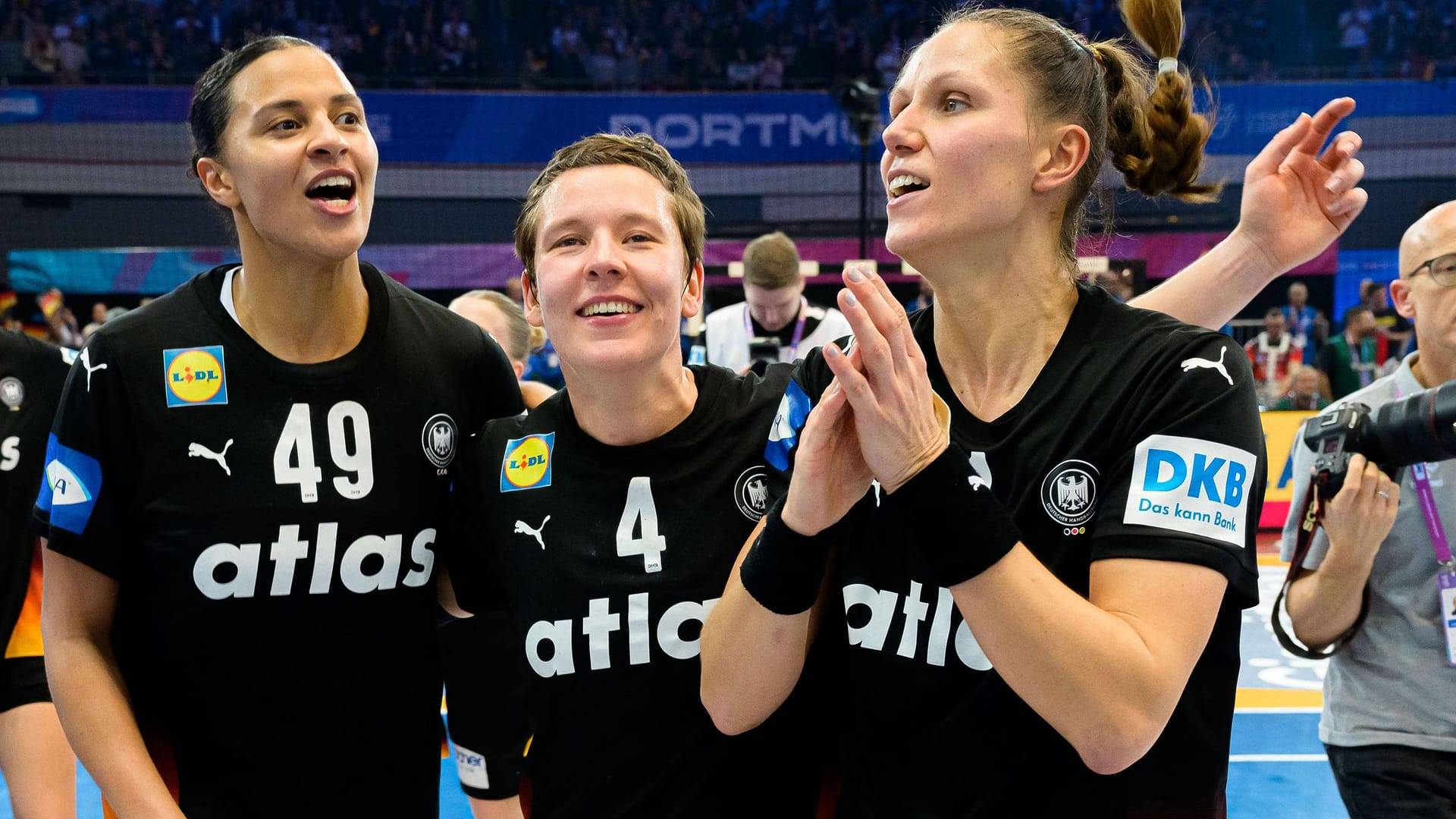The national players after their victory in the quarter-finals: Not all of them can make a living from handball yet.